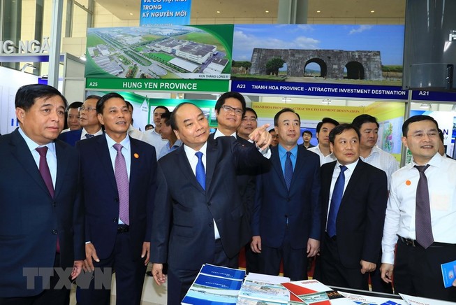 Thủ tướng thăm gian hàng của các doanh nghiệp ĐTNN - Ảnh: TTXVN