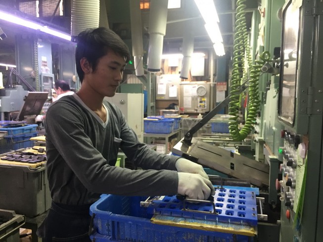Thực tập sinh Việt Nam đang làm việc tại các phán xưởng sản xuất tại Nhật Bản- Ảnh: Phong Điền
