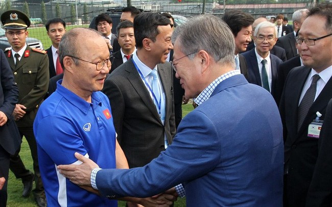 Tổng thống Hàn Quốc Moon Jae-in và Huấn luyện viên Park Hang-seo trong chuyến thăm thăm cấp Nhà nước tới Việt Nam hồi tháng 3.2018 của Tổng thống và Phu nhân. Ảnh: VFF.