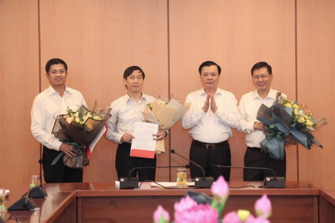Bộ trưởng Bộ tài chính Đinh Tiến Dũng trao quyết định cho ông Đặng Đức Mai, ông Nguyễn Đại Trí và ông Phạm Đức Thắng