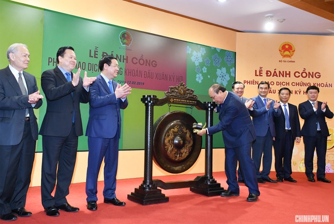 Thủ tướng đánh cồng khai trương hoạt động giao dịch chứng khoán đầu Xuân 2019. Ảnh: VGP