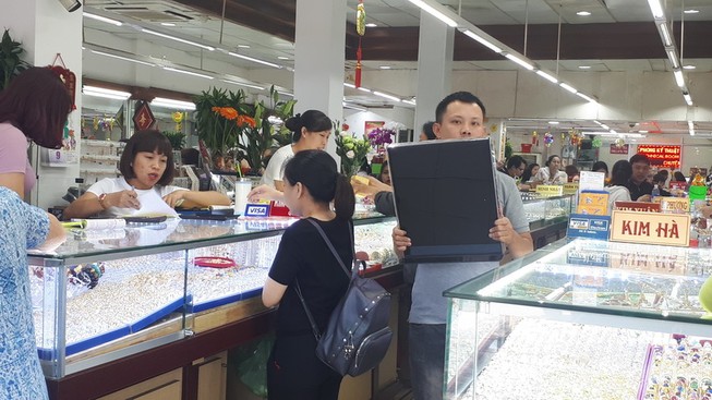Giá vàng nữ trang, vàng nhẫn phần lớn đều bị đẩy giá tăng cao hơn vàng miếng SJC là điều bất thường- Ảnh: Thùy Linh