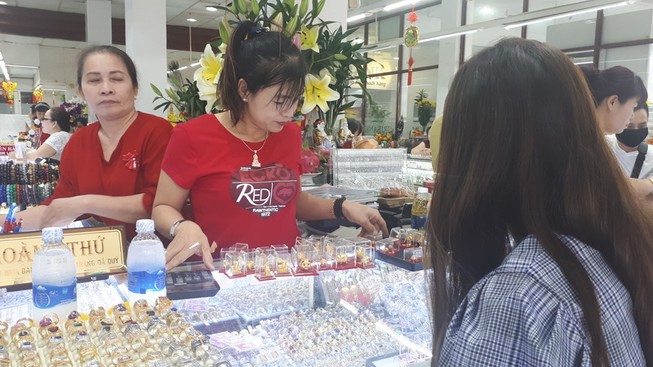 Lượng khách đi mua vàng ngày Thần tài rất đông- Ảnh: T.Linh