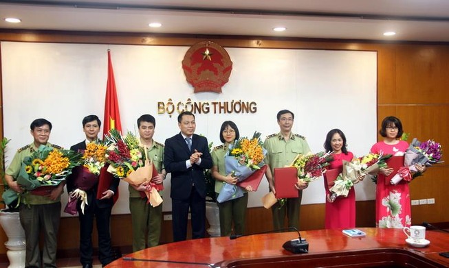 Thứ trưởng Đặng Hoàng An trao Quyết định cho 7 cán bộ