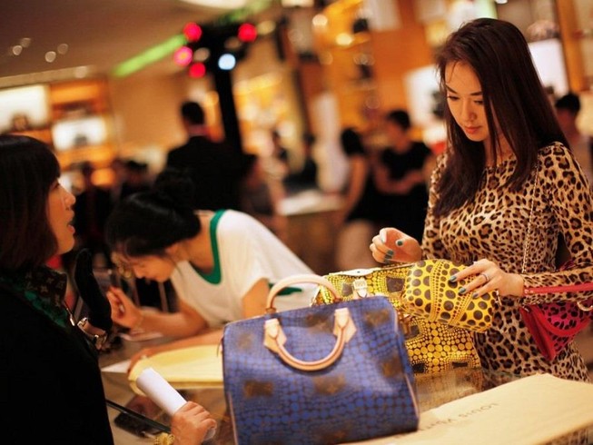 Các thương hiệu thời trang và nhà bán lẻ Trung Quốc cũng dễ bị tổn thương hơn trong cuộc chiến thuế quan- ảnh minh họa