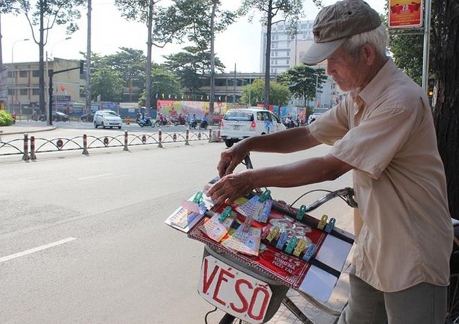 Người bán vé số dạo thường bán nhiều loại vé để khách hàng dễ lựa chọn- Ảnh minh họa