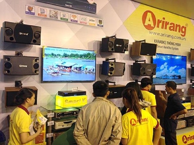 Khách hàng đang tìm hiểu mua karaoke kỹ thuật số, âm ly, loa...thương hiệu Ariang- Ảnh minh họa từ Internet