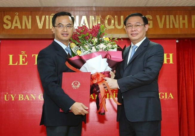 Phó Thủ tướng Vương Đình Huệ trao Quyết định cho ông Vũ Nhữ Thăng - Ảnh :Thành Chung