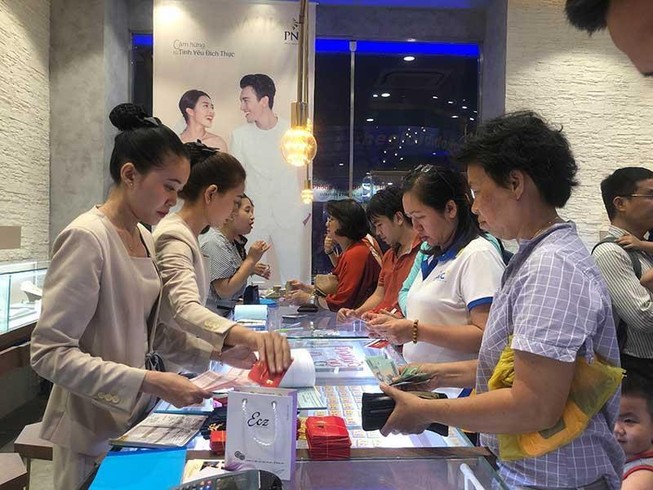 Giá vàng lại bùng nổ, lên đỉnh mới cao nhất từ đầu năm
