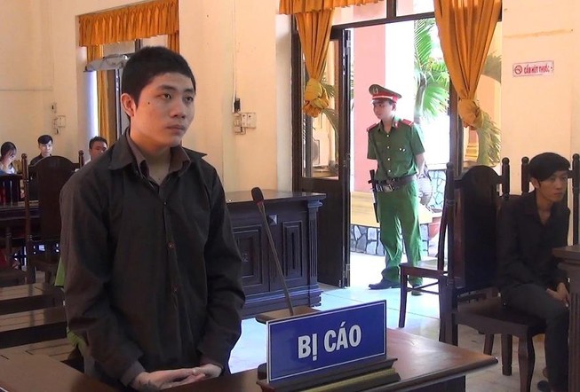 Lãnh 9 năm tù vì tìm thanh niên tóc vàng để trả thù