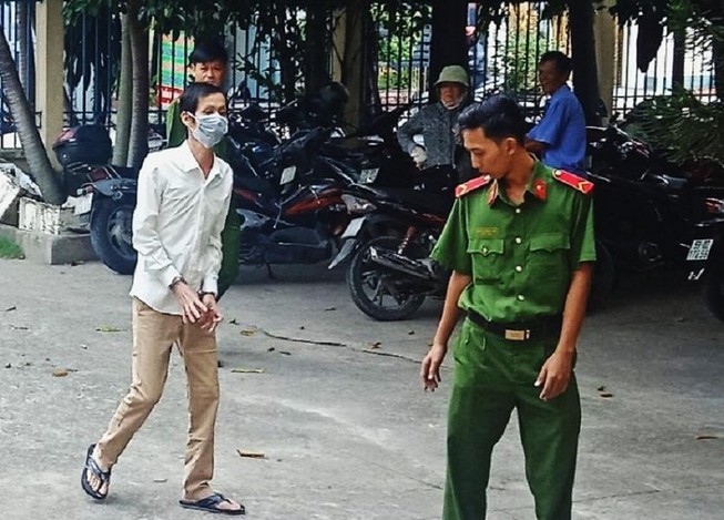 Lãnh hai năm tù vì hành hạ con gái của người tình