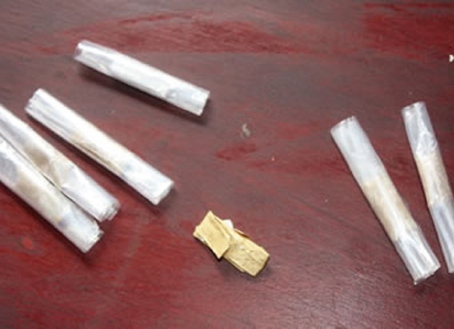 Đứng đợi bạn ở cây xăng với 133 ống heroin trong túi quần