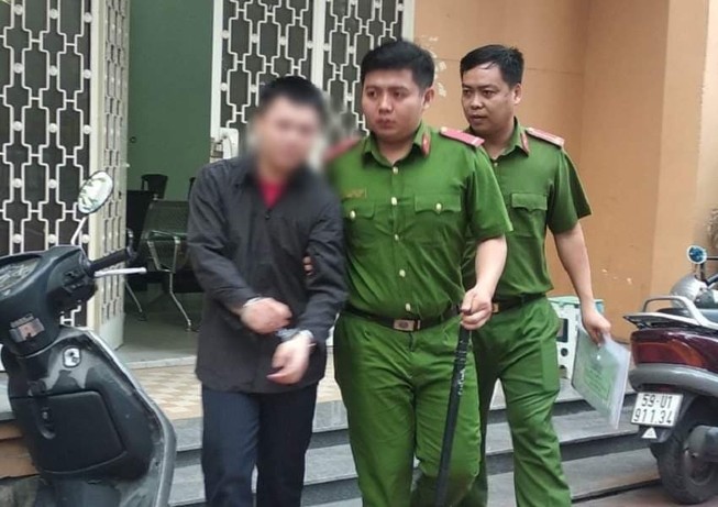 Cho bé gái xem phim đồi trụy rồi hiếp dâm