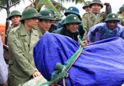 Phó Thủ tướng Vũ Đức Đam trực tiếp đẩy thuyền tránh bão cùng ngư dân