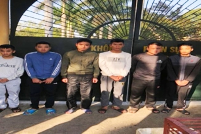 Công an ngăn vụ hỗn chiến bị bắn vào chân