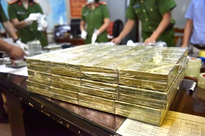 Bắt hai nghi phạm đang chở 60 bánh heroin