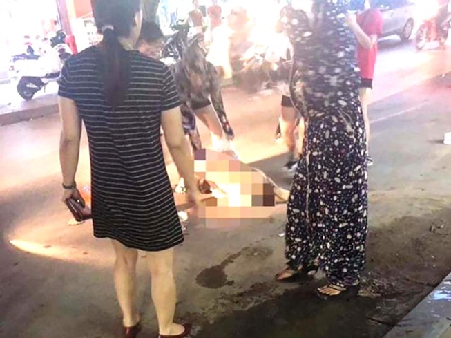 Hoàn tất hồ sơ khởi tố vụ án đánh, lột đồ giữa phố