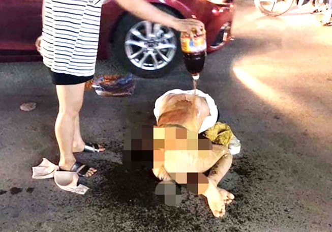 Khởi tố vụ án cô gái bị lột đồ, nghi đánh ghen