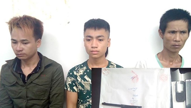 Giắt súng, mang 2kg ma túy đá xuyên biên giới