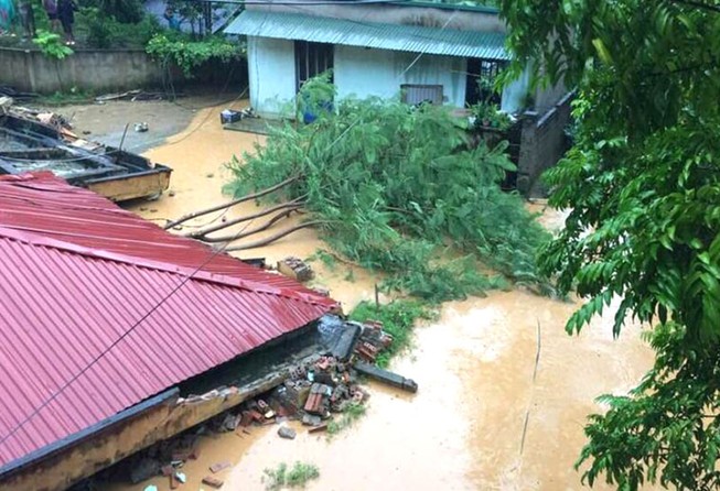 Nhiều phòng học, nhà dân ở Thanh Hóa bị sập, vùi lấp