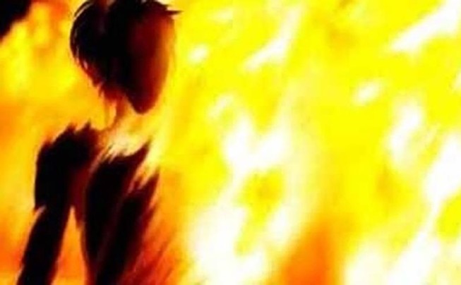 Tạm giữ người chồng tưới xăng đốt vợ