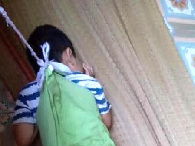 Bé trai 4 tuổi bị buộc vào cửa sổ: Sẽ họp kỷ luật cô giáo