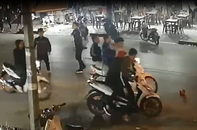Đã quỳ xin tha, nhóm côn đồ vẫn tấn công dã man nạn nhân