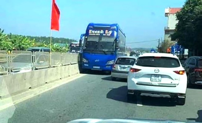 Tước bằng lái 2 tháng tài xế xe khách chạy ngược chiều