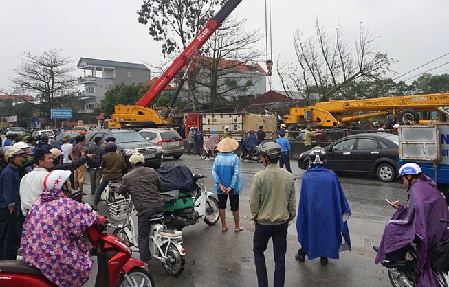 Xe container đâm hàng loạt xe ô tô gây hậu quả nghiêm trọng
