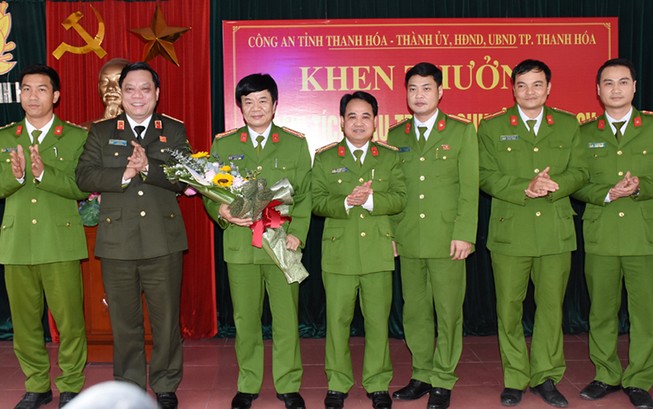 Bắt hàng chục người trong đường dây tín dụng đen 200 tỉ