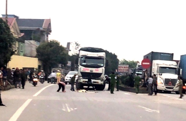 Bé gái 3 tuổi qua đường bị xe tải đụng tử vong
