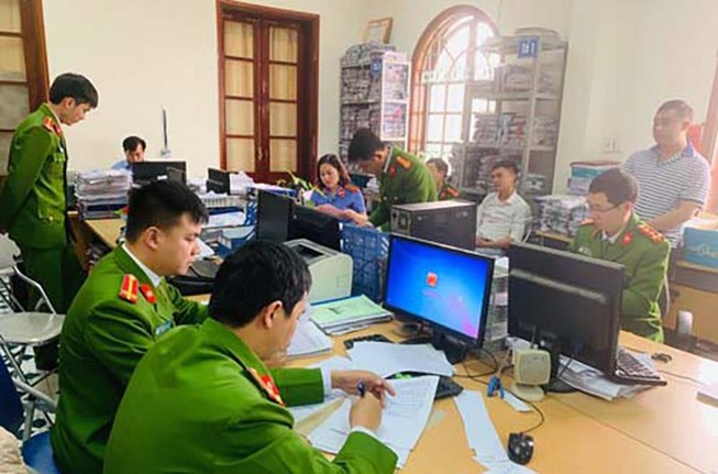 Biến ruộng lúa thành hoa ly, 2 cán bộ bị khởi tố