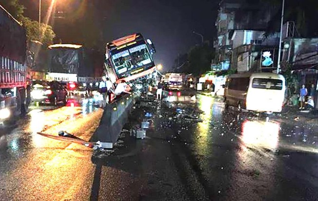Cảnh sát giải cứu 40 người khi xe khách đâm vào dải phân cách