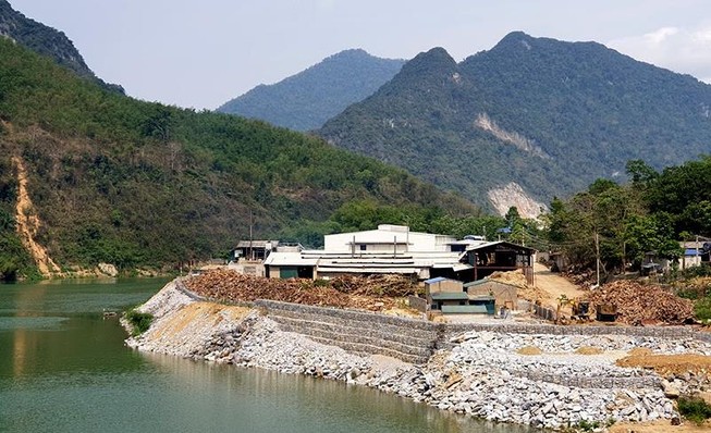Đổ hàng ngàn khối đất đá xuống sông Mã