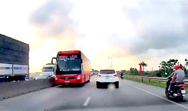 Phạt nhà xe có tài xế phóng ô tô khách ngược chiều