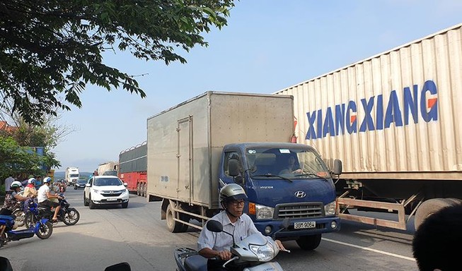 Hàng loạt xe ô tô nối đuôi chạy ngược chiều trên quốc lộ 1A