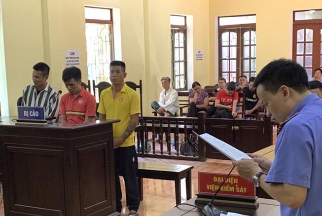 Tát nữ nhân viên hàng không vì... xin chụp hình không cho