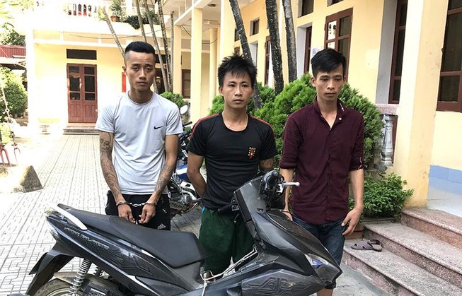 Trộm cửa sắt ở nghĩa trang, ba đối tượng bị cảnh sát bắt giữ
