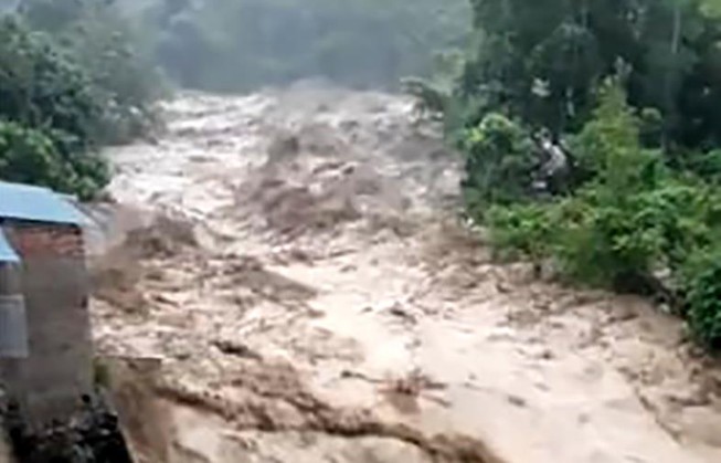 Mưa lũ làm 1 trưởng bản tử vong, sạt lở nhiều tuyến quốc lộ