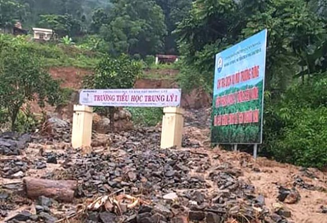 Đuổi heo sổng chuồng bị lũ dữ cuốn trôi