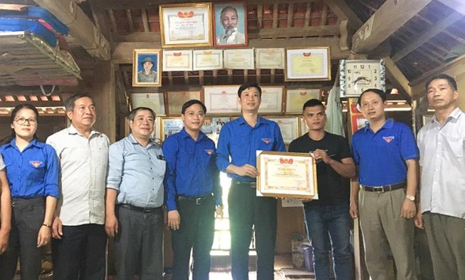 Tặng bằng khen cho 'người hùng' cứu người trong lũ ở Thanh Hóa