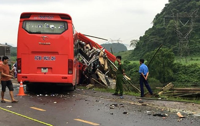 Xe khách tông đuôi ô tô tải, 16 người thương vong