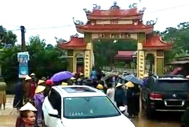 Dân làng đánh trống gọi nhau vây nhóm xăm trổ