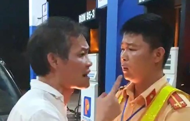 1 tài xế lái xe biển xanh tát, cự cãi với cảnh sát giao thông
