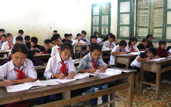 250 bộ bàn ghế sẽ đến với học sinh Mường Lát