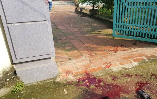 Khởi tố vụ án chồng chém vợ rồi tự sát