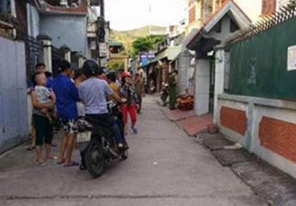Mang quan tài đến nhà nhân viên bảo hiểm để đòi lại tiền tỉ