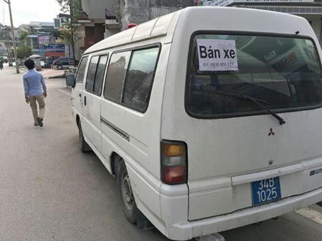 Rao bán xe cứu thương biển xanh giữa đường
