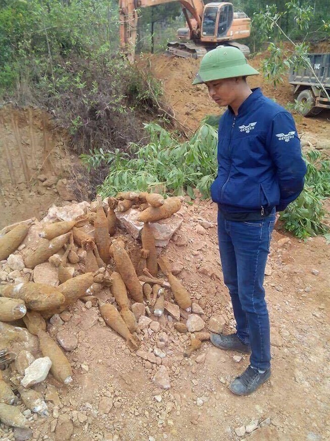 Phát hiện kho đạn pháo khi xúc đất