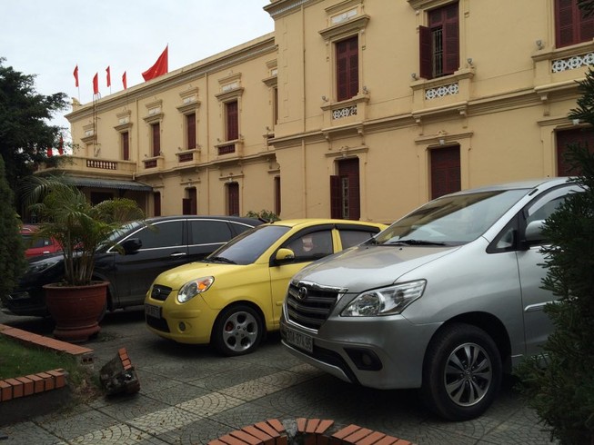 Quanh nhà hát trung tâm Hải Phòng giữ xe giá cao